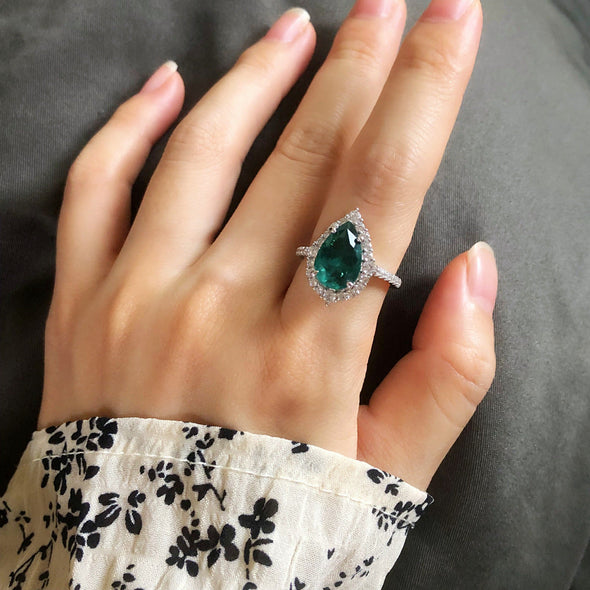 Elegant 2.2ct Emerald Green pear cut Engagement Ring